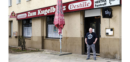 Eine sichere Bank hinter dem Tresen: Klaus Kuhfeld vor der Herth...