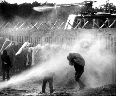 Demonstranten am Bauzaun unter Beschuß (11. Oktober 1981)