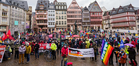 Mit Maske und auf Abstand versammeln sich am Montag in Frankfurt...