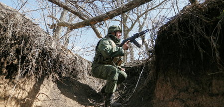 Soldat der international nicht anerkannten Volksrepublik Donezk ...