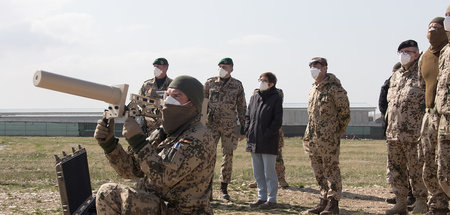 Verteidigungsministerin Annegret Kramp-Karrenbauer lässt sich in...