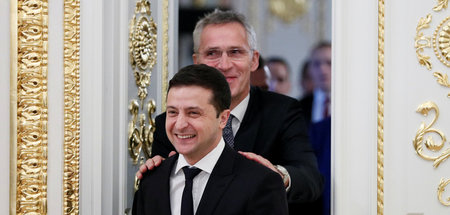 Der Präsident der Ukraine Wolodimir Selenskij (vorne) und NATO-G...
