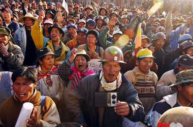 2003: Bergarbeiter in La Paz feiern die Flucht Lozadas 2003: Bergarbeiter in La Paz feiern die Flucht Lozadas