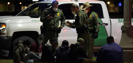 Beamte der US-Grenzbehörde verhaften junge Migranten nahe der Gr