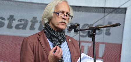 Rolf Gössner spricht bei einer Demo gegen staatliche Überwachung...