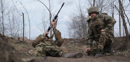 Ukrainische Soldaten beim Versuch, eine Drohne abzuschießen (bei...