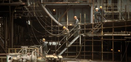 Arbeiter im Trockendock der Warnow-Werft in Warnemünde (10.4.199...