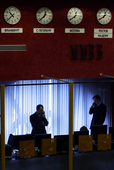 Angespannt: Moskauer Devisenhändler bei der Arbeit. Die Finanzkr... Angespannt: Moskauer Devisenhändler bei der Arbeit. Die Finanzkr...