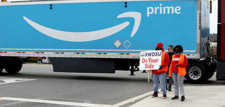 RWDSU-Gewerkschafter vor dem Logistikzentrum in Bessemer am 5. M...