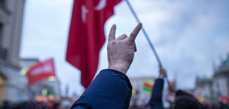 Erkennungszeichen türkischer Faschisten: Der sogenannte Wolfsgru...
