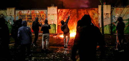 Proteste vor dem Tor am Lanark Way in Belfast, der den irischen ...
