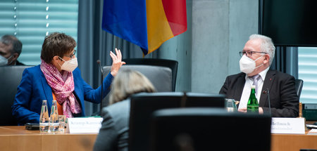 Noch redselig: Verteidigungsministerin Annegret Kramp-Karrenbaue... Noch redselig: Verteidigungsministerin Annegret Kramp-Karrenbaue...