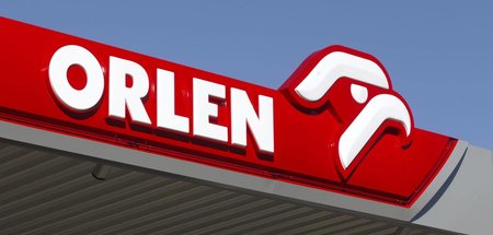Über das staatliche Unternehmen Orlen will sich die polnische Re...