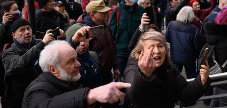 »Querdenker«: Regelmäßig kommt es bei Aufmärschen zu Übergriffen...