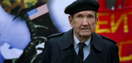 Ramsey Clark bei einer Demo in Sofia gegen die Errichtung eines ...