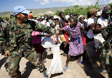 Gonaives, Haiti, September 2008: Kampf um Nahrung nach Vernichtu...