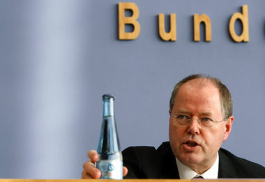 Sekt oder Selters. Finanzminister Peer Steinbrück stößt mit sein...