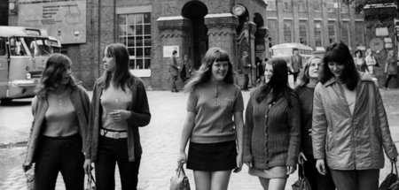 Den Westfrauen weit voraus: Textilarbeiterinnen vor dem Fabrikto...