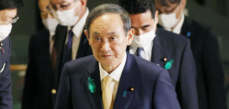 Japans Premier Yoshihide Suga am Donnerstag in Tokio auf dem Weg...