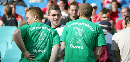 Interessante T-Shirts: Fans aus Halle