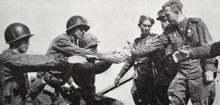 Historische Aufnahme der Begegnung von Rotarmisten und US-Soldat...