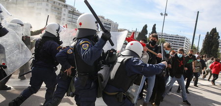 Griechische Polizisten knüppeln Demonstranten in Athen nieder, d...
