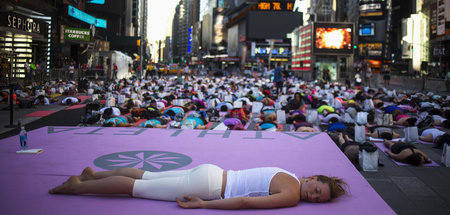 Bürowichtel im spirituellen Bann (Yoga-Happening auf dem Times S...