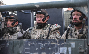 Fahrt ins Ungewisse: Bundeswehrsoldaten in Kundus vor der Abfahr...
