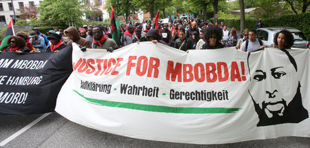 Demonstranten fordern Aufklärung über die Umstände des Todes von...