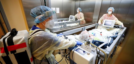 Medizinische Versorgung eines Covidpatienten im Klinikum »Havelh...