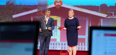 Raed Saleh (l.) gratuliert Franziska Giffey mit Blumentopf, Gieß...