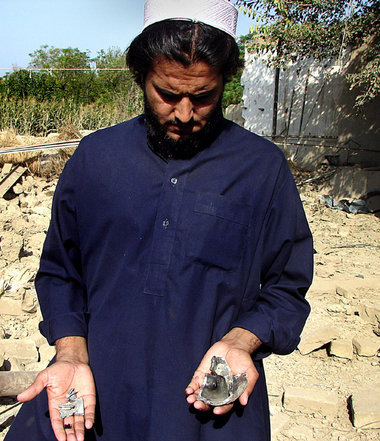 Krieg in Pakistan – ein Bewohner des Dorfes Miranschah zeigt Res... Krieg in Pakistan – ein Bewohner des Dorfes Miranschah zeigt Res...