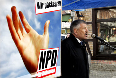 Handaufhalten für den großen Geldsegen? NPD-Vorsitzender Udo Voi...