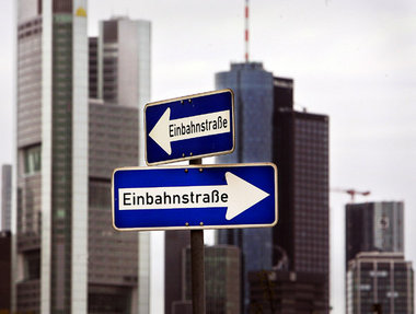 Bankenviertel Frankfurt/Main: Anarchie und Konkurrenz sind laut ... Bankenviertel Frankfurt/Main: Anarchie und Konkurrenz sind laut ...