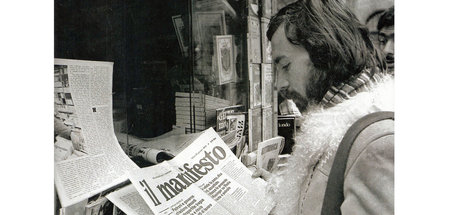 Der linke Profifußballer Paolo Sollier blättert 1975 in einer Au... Der linke Profifußballer Paolo Sollier blättert 1975 in einer Au...