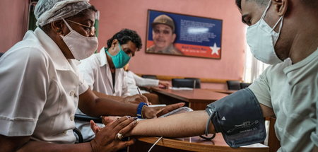 Gesundheitspersonal wird nach der Impfung mit dem kubanischen Va...