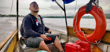 Barinha auf einem Taxiboot in der Grenzregion: »Corona in Franzö... Barinha auf einem Taxiboot in der Grenzregion: »Corona in Franzö...