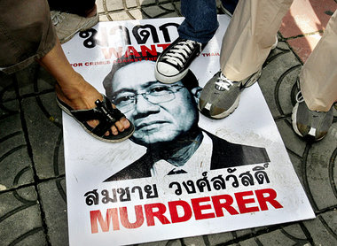 Demonstranten in Bangkok trampeln auf einem Poster herum, auf de... Demonstranten in Bangkok trampeln auf einem Poster herum, auf de...