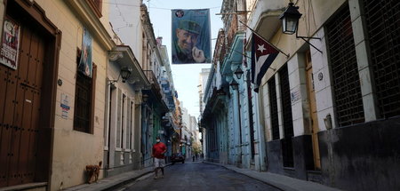 Leer, aber in revolutionärer Stimmung: Straße in Havanna am Inte...