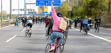Fahrradsternfahrt überquert die Berliner A 100 (1.5.2021)