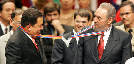 Der damalige Staatschef Venezuelas Hugo Chávez (l.) und sein kub...