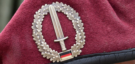 Das Abzeichen des Kommandos Spezialkräfte (KSK) an einem Barett