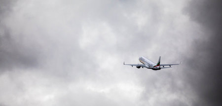 Flugzeug mit abgeschobenen Menschen hebt vom Baden Airpark in Ba