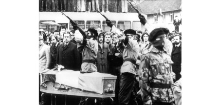 Ehrensalut für Bobby Sands am Tag seiner Beisetzung am 7. Mai 19...