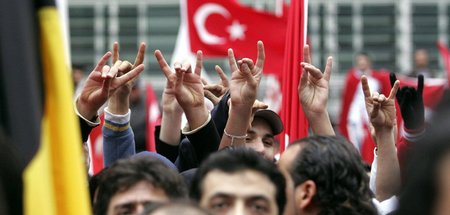 Der »Wolfsgruß« ist das Erkennungszeichen der türkischen Faschis...