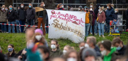 Entschlossen: Antifaschistinnen und Antifaschisten protestieren ...