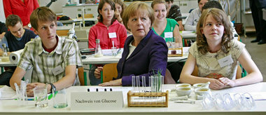 Bildungskanzlerin auf Bildungsreise durch Bildungsrepublik Deuts...