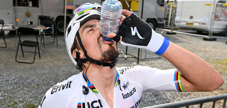 Bitte sachgerecht entsorgen! Julian Alaphilippe beim Ardennenkla... Bitte sachgerecht entsorgen! Julian Alaphilippe beim Ardennenkla...