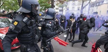 Friedlich Demonstrierende aus linkem Spektrum treffen bei der »R...