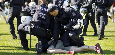 Der Grund ist nicht bekannt, aber: Willkürliche Festnahmen gehör...